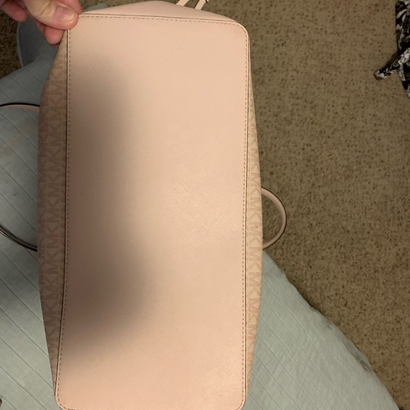 Michael Kors tote and wallet . - Picture 3 of 8